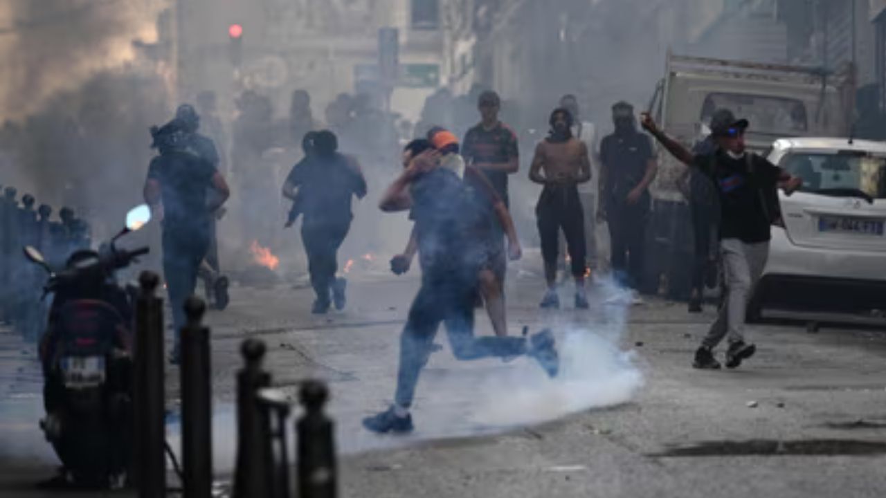 France riots: Hundreds more arrested on fourth night